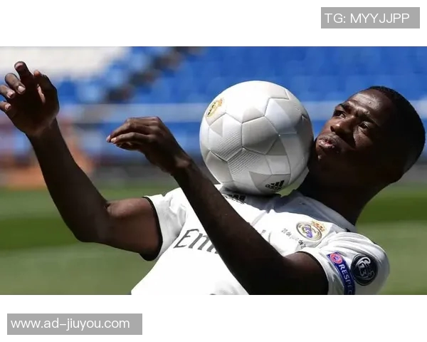 维尼修斯与模特女友甜蜜合影重修旧好感情升温引发热议 维尼修斯与模特女友甜蜜合影重修旧好感情升温引发热议