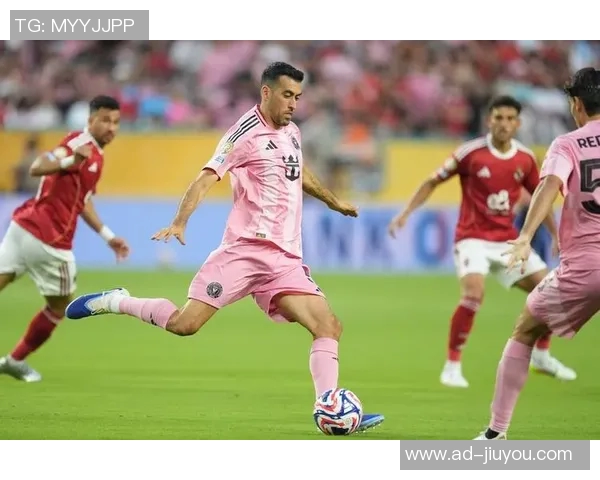 布斯克茨携妻儿共庆退役仪式迈阿密球迷齐聚致敬 布斯克茨携妻儿共庆退役仪式迈阿密球迷齐聚致敬