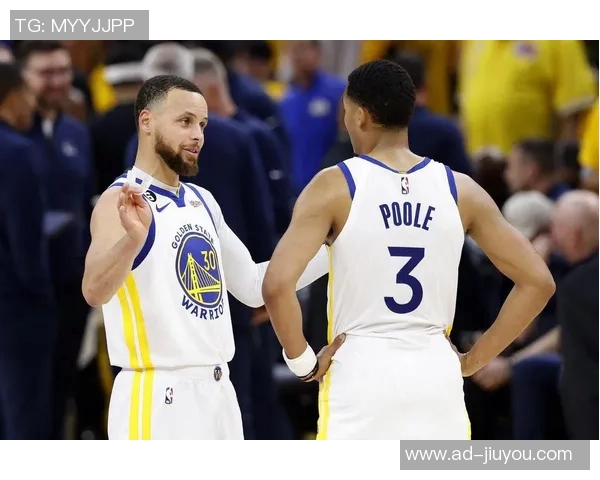 库里赛后与普尔和卢尼深情拥抱展现勇士团队精神永远的家人情谊