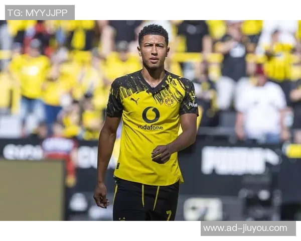 多特高层与球员赛后安慰小贝林厄姆因解围失误致拜仁进球